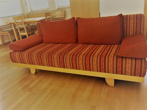 un sofá en la parte superior de un suelo de madera en Appartement Joli, en Bernau am Chiemsee