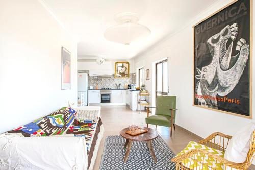 Et sittehjørne på 2 bedrooms appartement with city view furnished terrace and wifi at Tavira