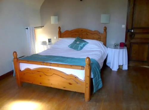 En eller flere senge i et værelse på Maison de 2 chambres avec piscine partagee jardin amenage et wifi a Carlucet