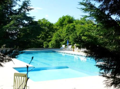Swimmingpoolen hos eller tæt på Maison de 2 chambres avec piscine partagee jardin amenage et wifi a Carlucet