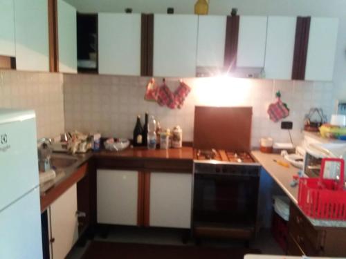 Een keuken of kitchenette bij 3 bedrooms house with enclosed garden and wifi at Solano Superiore