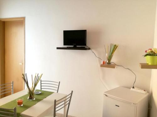 Μια τηλεόραση ή/και κέντρο ψυχαγωγίας στο Comfortable Villa in Ragusa with Pool