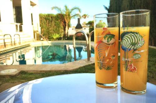 בריכת השחייה שנמצאת ב-5 bedrooms villa with private pool jacuzzi and furnished terrace at Marbella או באזור