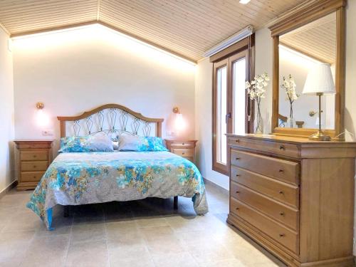 Giường trong phòng chung tại Spacious House in Cretas with Mountain View