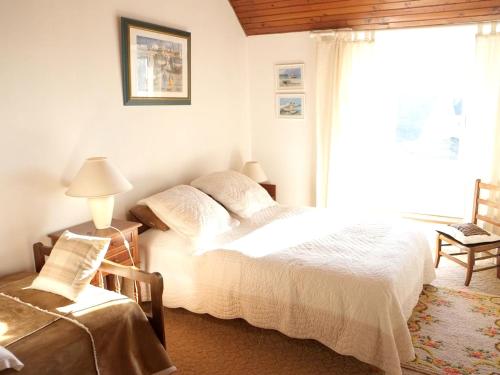 プルゲルノーにあるMaison de 3 chambres a Plouguerneau a 300 m de la plage avec vue sur la mer jardin clos et wifiのベッドルーム1室(ベッド2台、窓付)