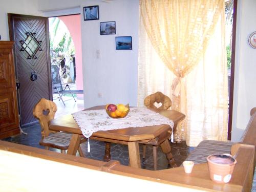 een eettafel met een fruitschaal erop bij 3 bedrooms house with enclosed garden and wifi at Kakovatos in Kakóvatos