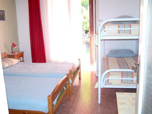 卡科瓦托斯的住宿－3 bedrooms house with enclosed garden and wifi at Kakovatos，一间卧室设有两张双层床和一扇窗户。