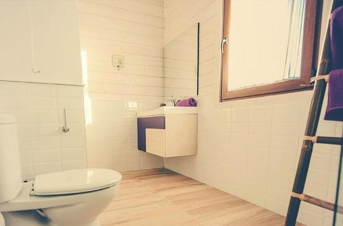 CañameroにあるWelcoming house with mountain view in Cañameroのトイレと洗面台付きのバスルーム