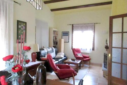 Coin salon dans l'établissement 4 bedrooms villa with private pool and wifi at Can Carbonell