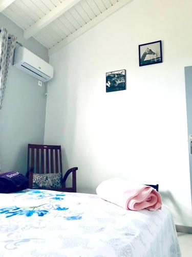 a bedroom with a bed and a window at Maison charmante avec vue sur la mer à Petit-Canal + Jacuzzi in Petit-Canal
