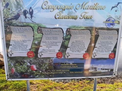 a sign at the entrance to a cactus maintenance centre at Maison charmante avec vue sur la mer à Petit-Canal + Jacuzzi in Petit-Canal