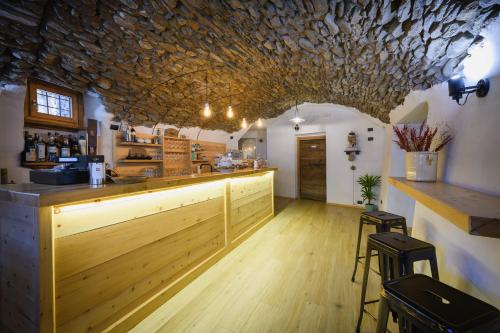 a bar in a restaurant with a stone ceiling at Agriturismo Cà Gianin in Vervio
