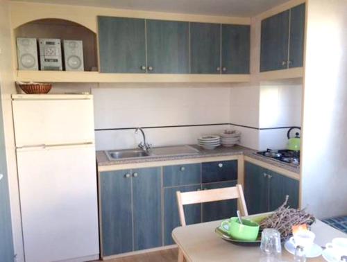 2 bedrooms house with enclosed garden at Mazara del Vallo tesisinde mutfak veya mini mutfak