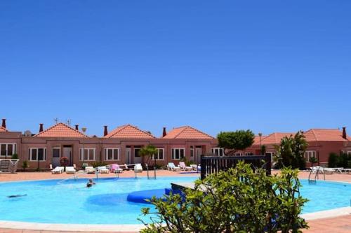 בריכת השחייה שנמצאת ב-3 bedrooms house with shared pool terrace and wifi at Antigua או באזור