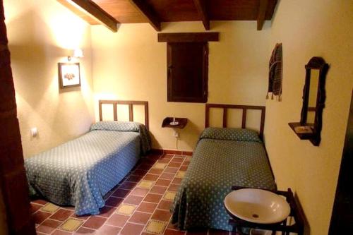 Cama ou camas em um quarto em 4 bedrooms villa with private pool and enclosed garden at Caceres