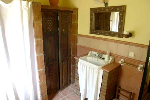 Uma casa de banho em 4 bedrooms villa with private pool and enclosed garden at Caceres