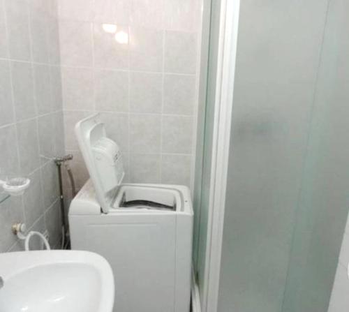 a bathroom with a toilet with the lid up at Appartement de 2 chambres a Villers sur Mer a 150 m de la plage in Villers-sur-Mer