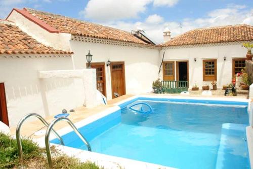 Bazén v ubytování One bedroom house with shared pool enclosed garden and wifi at San Cristobal de La Laguna nebo v jeho okolí