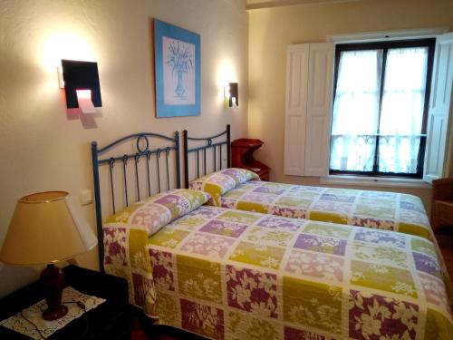 um quarto com uma cama com uma colcha em 2 bedrooms apartement at Llanes 200 m away from the beach with wifi em Llanes