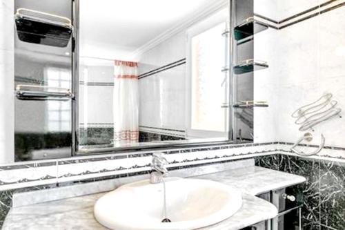 une salle de bain avec un lavabo et un grand miroir dans l'établissement Luxury Villa in Marratxí, Private Pool, à Palma de Majorque