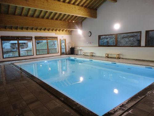 Appartement d'une chambre avec piscine partagee et balcon amenage a Orelle a 1 km des pistes游泳池或附近泳池