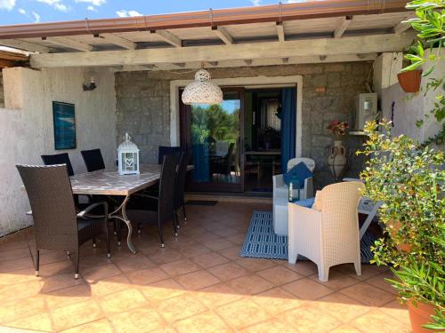 un patio al aire libre con mesa y sillas en Le Residenze Di Sant'Elmo, en Castiadas