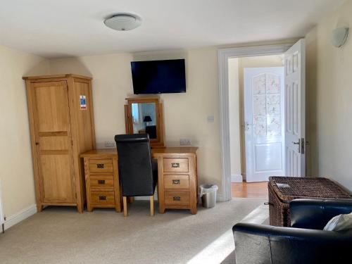 a living room with a desk and a chair at Fourwinds B&B in March