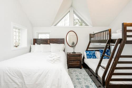 ブルー・マウンテンズにある211 Chateau Ridgeの屋根裏のベッドルーム(ベッド2台、鏡付)