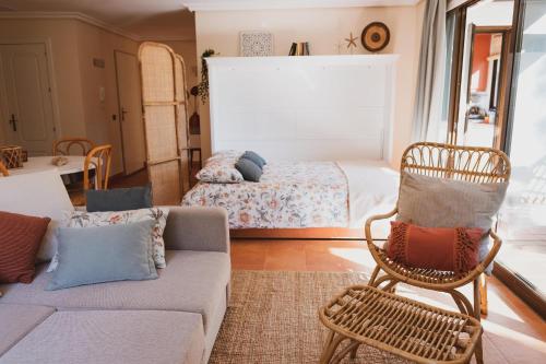 ein Wohnzimmer mit einem Sofa und einem Bett in der Unterkunft Falésia Pine Spot in Albufeira