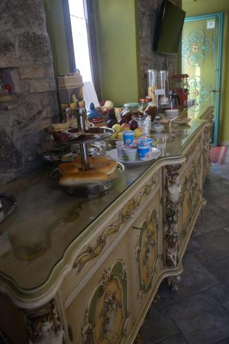 a kitchen counter with dishes on top of it at Villa Felice in Giardini Naxos