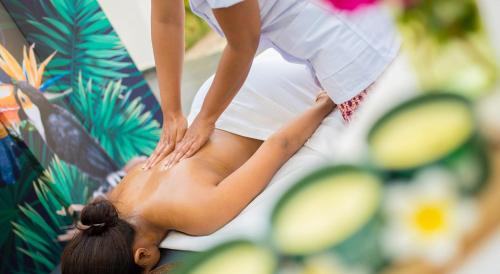 a woman getting a back massage from a man at Villa Ilo Majunga in Mahajanga