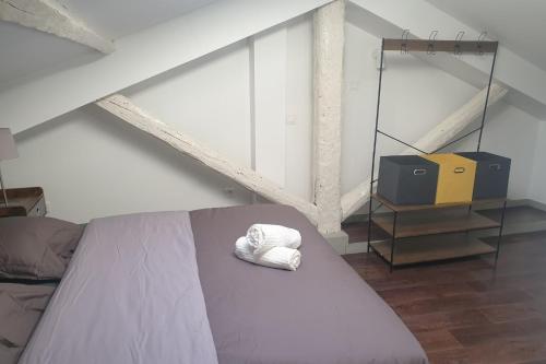 - un lit avec une serviette blanche dans la chambre dans l'établissement Modern Duplex Apartment Centre Ville D'avignon, à Avignon