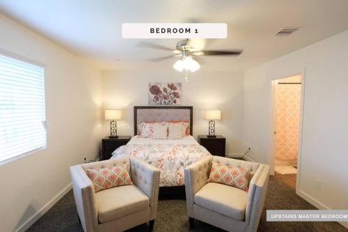 Un dormitorio con una cama y dos sillas. en BUSH IAH, 2 STORY, 3 BDRM, 2 BATHS, N Houston - 10A, en Houston