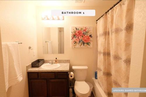 Un baño con lavabo, inodoro y espejo. en BUSH IAH, 2 STORY, 3 BDRM, 2 BATHS, N Houston - 10A, en Houston