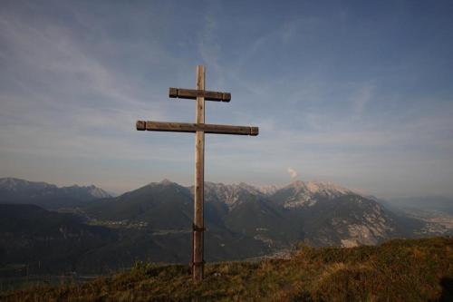 a wooden cross on top of a mountain at Appartement Au in Oberperfuss