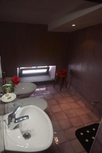 a bathroom with two sinks and a window at Villa Felice in Giardini Naxos