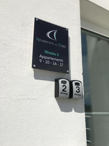 a sign on the side of a building at Pause Detente Sur La Port Du Bourget Du Lac in Le Bourget-du-Lac