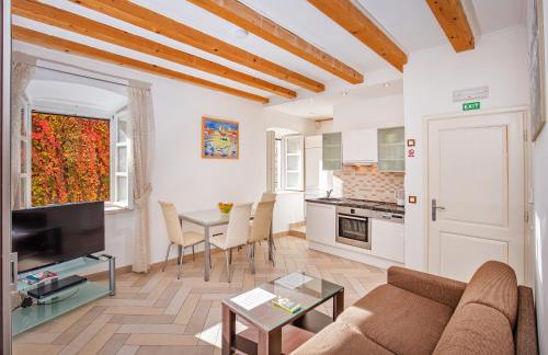 een woonkamer met een bank en een tafel bij Apartments Espana 1 in Dubrovnik