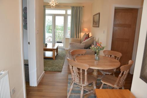 a living room with a table and a couch at 2-Bed Cottage - Sleeps4 - Garden - Bbq in Tibshelf