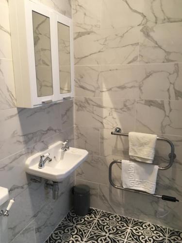 Bathroom sa Kirkapol Beach Apartment