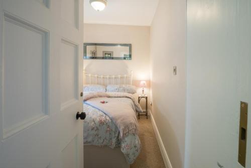 מיטה או מיטות בחדר ב-Charming 2-Bed Apartment in Donegal Town Centre