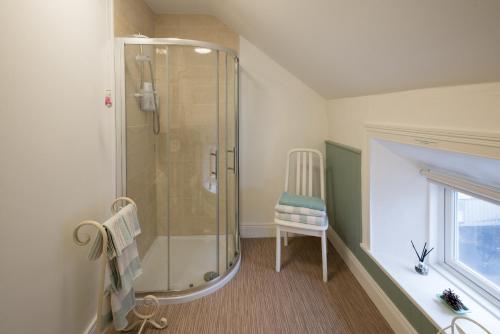Ένα μπάνιο στο Charming 2-Bed Apartment in Donegal Town Centre