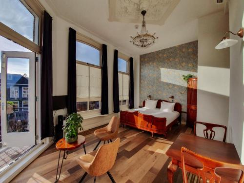 1 dormitorio con 1 cama, mesa y sillas en Hotel Anne-Klare, en Joure