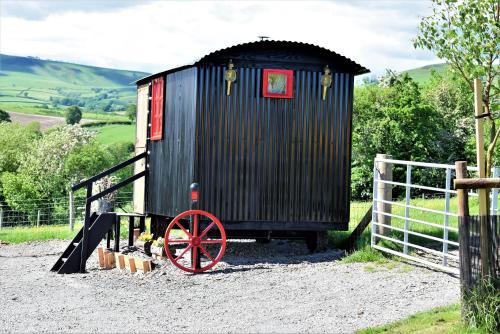 Gallery image of Meadow Shepherds hut in Nantmel