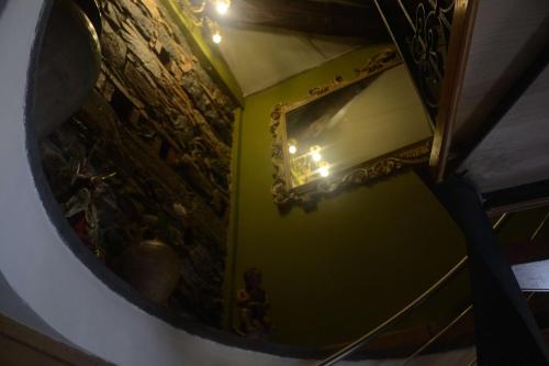 - une vue depuis la fenêtre circulaire d'une chambre avec miroir dans l'établissement Villa Felice, à Giardini Naxos