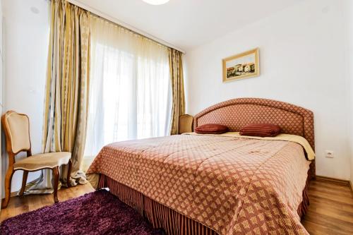 - une chambre avec un lit et une fenêtre dans l'établissement City center Apartments Niva, à Dubrovnik