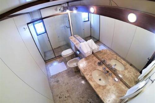 an overhead view of a bathroom with two sinks and mirrors at Apart Quadra Praia de Ipanema in Rio de Janeiro