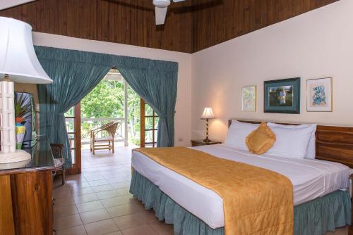 ein Schlafzimmer mit einem Bett und einem großen Fenster in der Unterkunft Villa Viento in Saint Mary