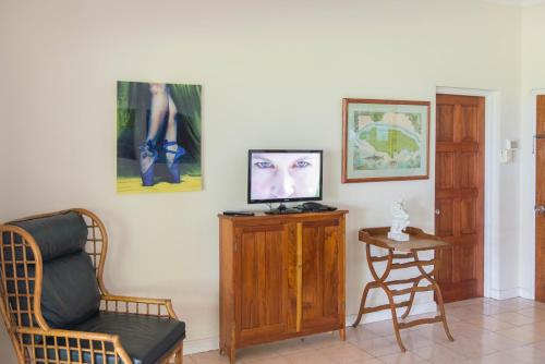 a living room with a chair and a table at Villa Viento in St Mary