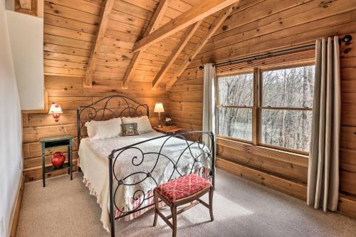 una camera da letto con un letto in una stanza con una finestra di Private Sapphire Valley Resort Cabin with Mtn Views! a Sapphire